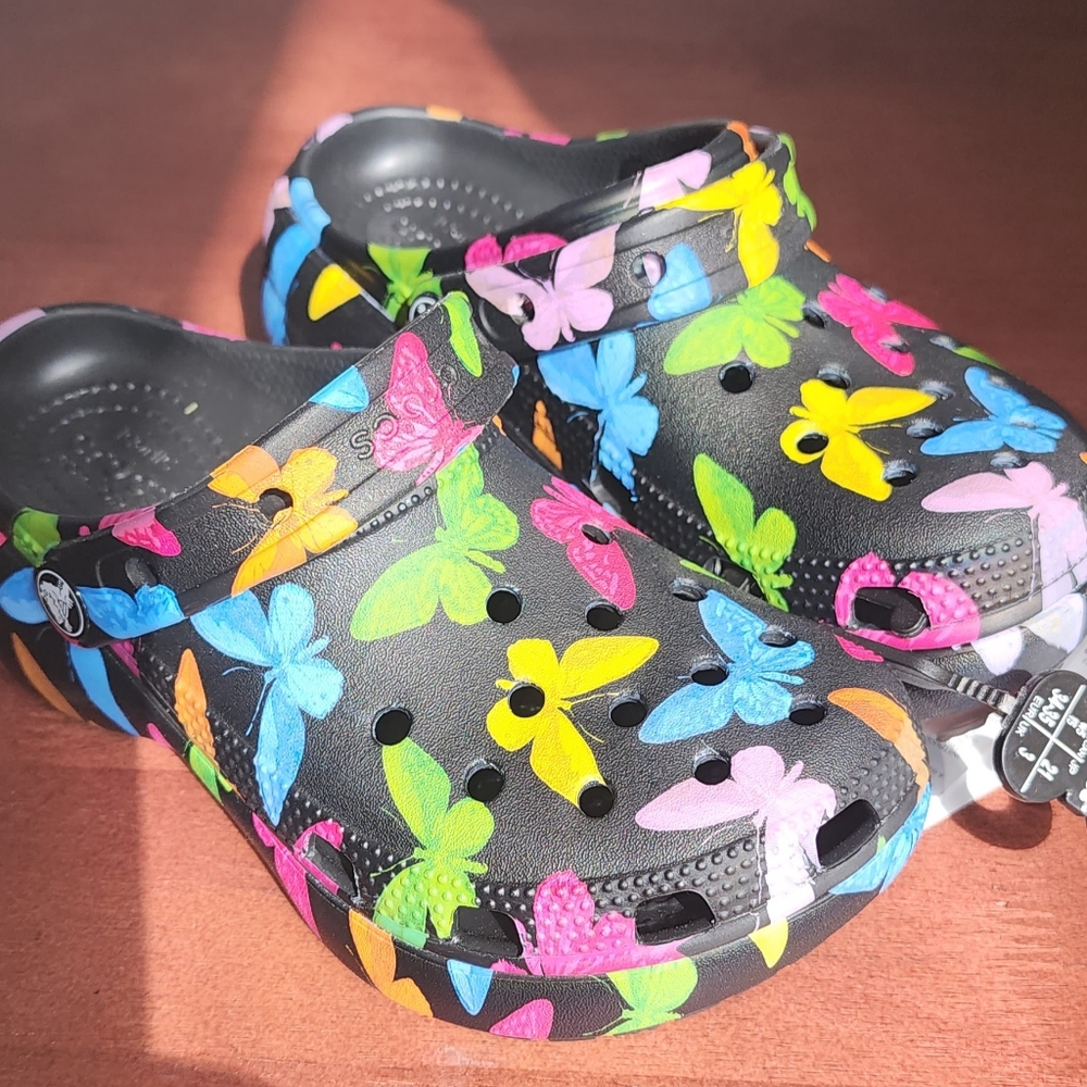Women Size 5 crocs